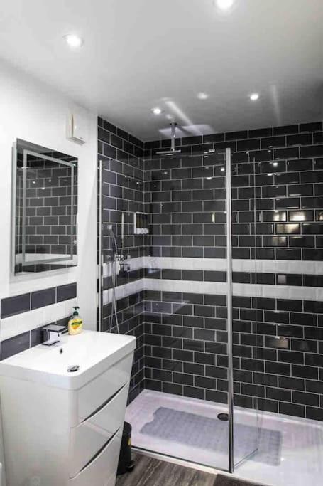 Open Plan Stylish In Rural Kent *